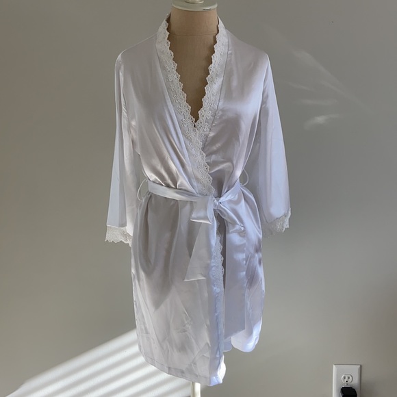 Bridal Robe with Lace and faux Silk - Picture 3 of 12